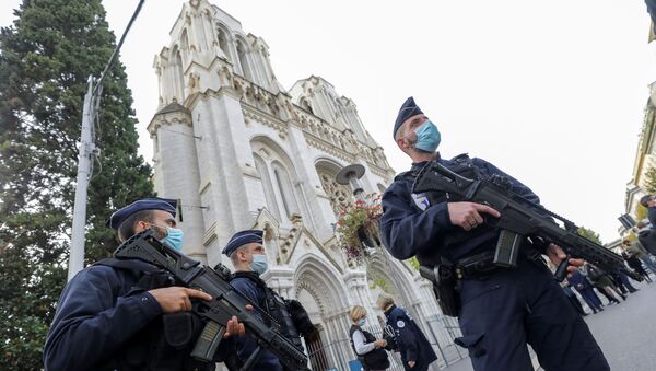 Policiais patrulham área externa da Basílica de Notre-Dame, na cidade de Nice, sul da França, após o ataque a faca que deixou três pessoas mortas. - Sputnik Brasil