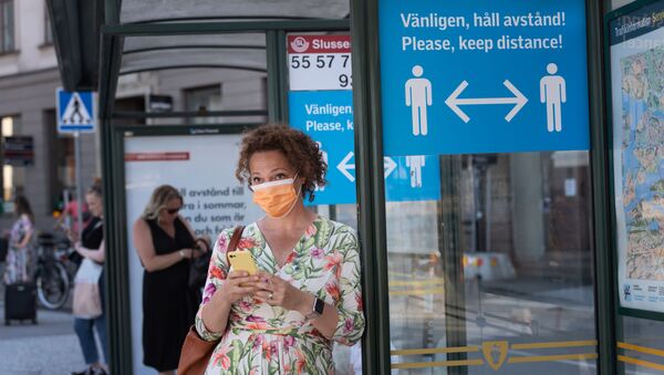 Mulher usa máscara durante a pandemia da COVID-19, 26 de junho de 2020, Estocolmo, Suécia - Sputnik Brasil