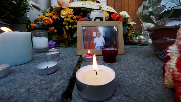 Retrato de Vincent Loques, o sacristão da Basílica de Notre-Dame, uma das vítimas do ataque mortal com faca, é visto com velas e flores em frente à Basílica de Notre-Dame em Nice, França, 30 de outubro de 2020 - Sputnik Brasil