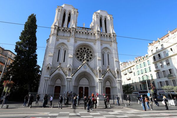 Foto tirada em 30 de outubro de 2020 mostra a Basílica Notre-Dame de Assunção, em Nice, durante uma homenagem às vítimas mortas pelo atacante com faca no dia anterior - Sputnik Brasil