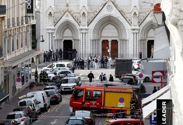 Situação em frente à Basílica de Notre-Dame em Nice, onde ocorreu ataque com faca que tirou a vida de três pessoas em 29 de outubro de 2020, na França - Sputnik Brasil