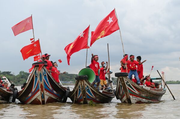 Apoiadores do partido político Liga Nacional para Democracia (NLD, na sigla em inglês) fazem carreata em barcos pelo rio Yangon durante campanha eleitoral em Mianmar - Sputnik Brasil