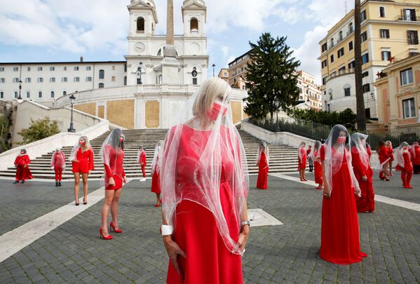 Mulheres se manifestam para chamar atenção para a violência contra a mulher, em Roma, Itália - Sputnik Brasil