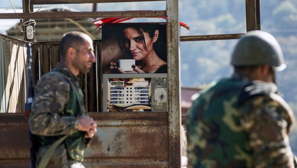 Homens armados durante o conflito em Nagorno-Karabakh - Sputnik Brasil