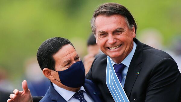 O presidente do Brasil, Jair Bolsonaro, abraça o vice-presidente do Brasil, Hamilton Mourão, durante a cerimônia do Dia do Aviador na Base Aérea de Brasília - Sputnik Brasil