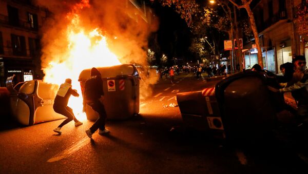 Manifestantes montam barricada de fogo durante protesto contra medidas de isolamento social em Barcelona, na Espanha - Sputnik Brasil