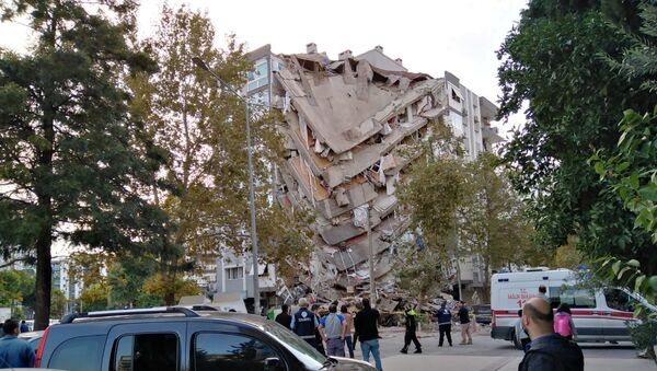 Prédio destruído em Izmir, na Turquia, após grande terremoto atingir o mar Egeu nesta sexta-feira, 30 de outubro de 2020 - Sputnik Brasil