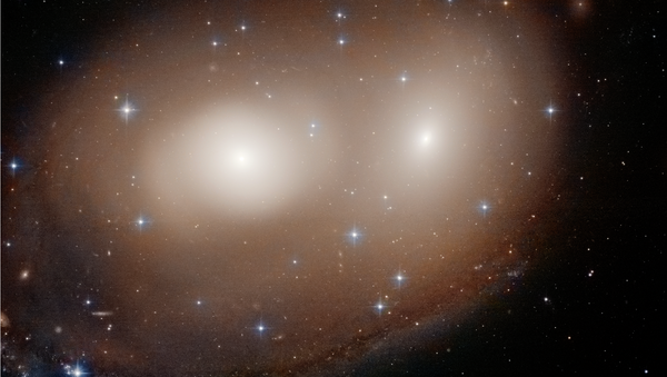 O Telescópio Espacial Hubble registrou os primeiros momentos de uma colisão entre duas galáxias, que são muito semelhantes a uma abóbora de Halloween - Sputnik Brasil