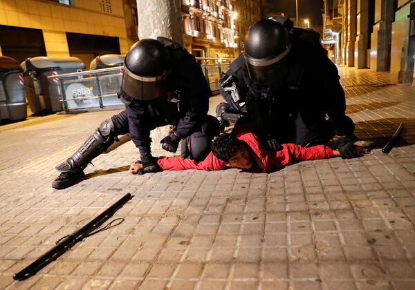 Protesto contra a quarentena em Barcelona termina com 14 detidos - Sputnik Brasil