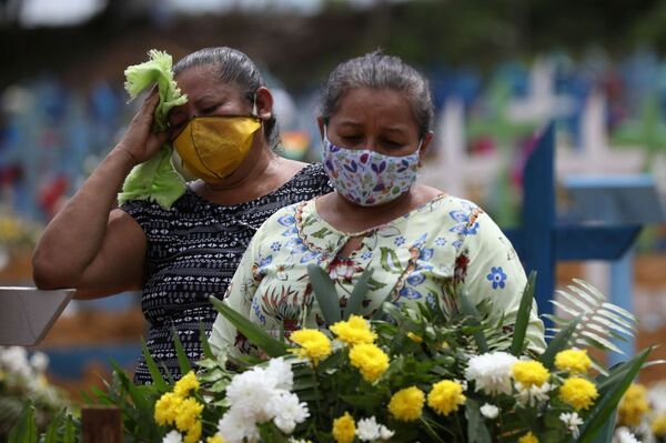 Parentes de vítimas da COVID-19 em cemitério no Brasil  - Sputnik Brasil