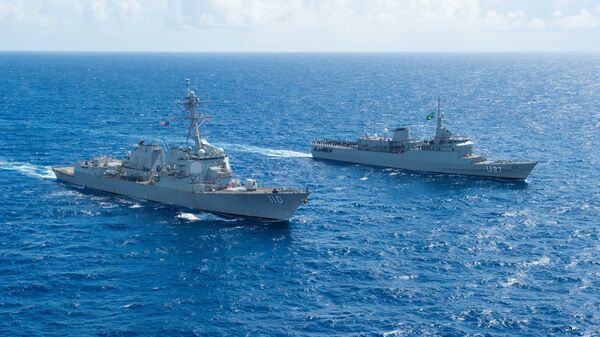 O destróier de mísseis guiados USS William P. Lawrence (DDG 110) e o Navio-Escola (NE) Brasil (U27) conduzem exercício de passagem (PASSEX) no mar do Caribe - Sputnik Brasil