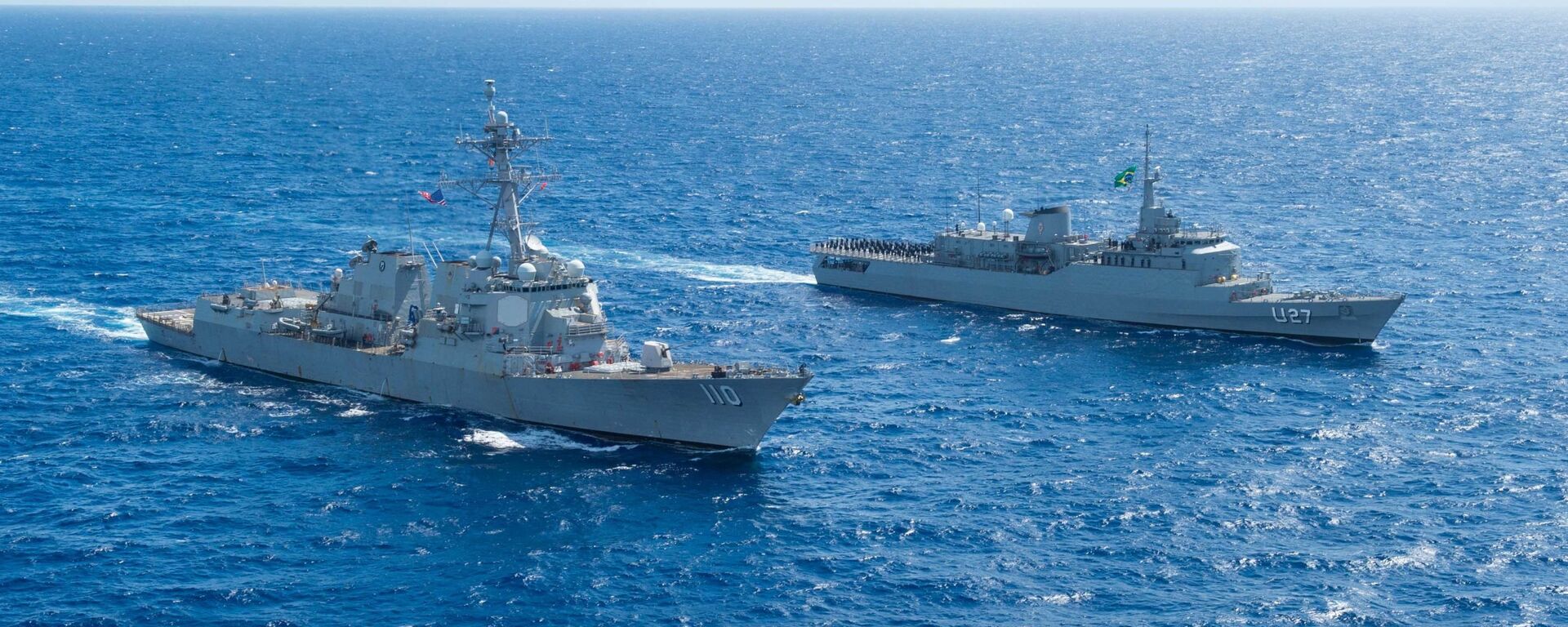 O destróier de mísseis guiados USS William P. Lawrence (DDG 110) e o Navio-Escola (NE) Brasil (U27) conduzem exercício de passagem (PASSEX) no mar do Caribe - Sputnik Brasil, 1920, 07.10.2025