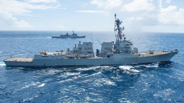 O destróier de mísseis guiados USS William P. Lawrence (DDG 110) e o Navio-Escola (NE) Brasil (U27) conduzem exercício de passagem (PASSEX) no mar do Caribe - Sputnik Brasil
