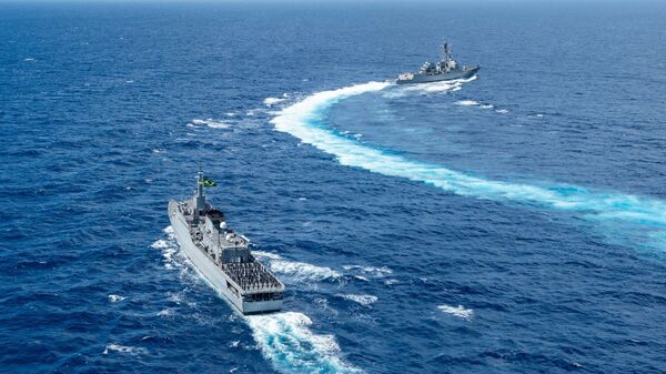 O destróier de mísseis guiados USS William P. Lawrence (DDG 110) e o Navio-Escola (NE) Brasil (U27) conduzem exercício de passagem (PASSEX) no mar do Caribe - Sputnik Brasil