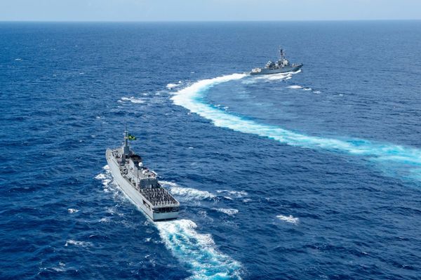 O destróier de mísseis guiados USS William P. Lawrence (DDG 110) e o Navio-Escola (NE) Brasil (U27) conduzem exercício de passagem (PASSEX) no mar do Caribe O destróier de mísseis guiados USS William P. Lawrence (DDG 110) e o Navio-Escola (NE) Brasil (U27) conduzem exercício de passagem (PASSEX) no mar do Caribe - Sputnik Brasil