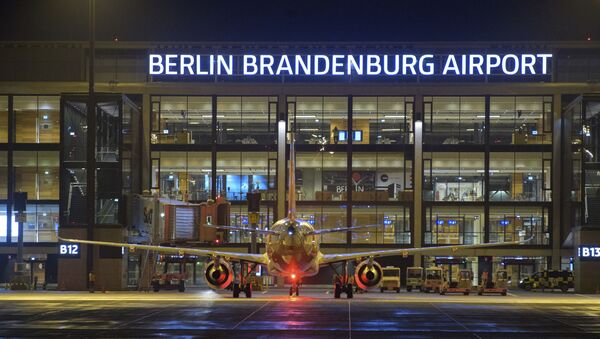 Avião no Aeroporto de Berlim-Brandemburgo - Sputnik Brasil