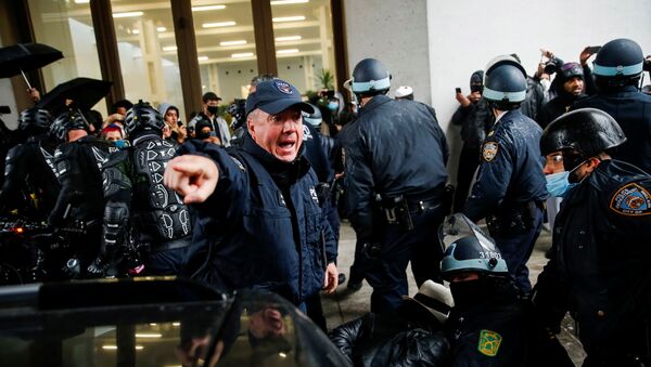 Um oficial da NYPD dá instruções a seus membros enquanto eles detêm alguns manifestantes durante uma marcha contra a extrema direita e a administração Trump no bairro de Manhattan na cidade de Nova York, EUA, 1º de novembro de 2020 - Sputnik Brasil