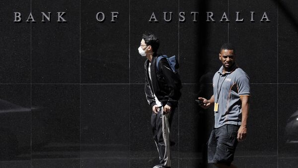 Pedestres diante da sede do Banco da Reserva da Austrália - Sputnik Brasil