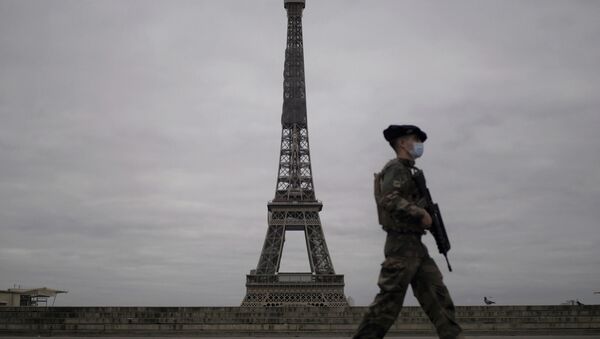 Soldado francês passa diante da Torre Eiffel em Paris - Sputnik Brasil