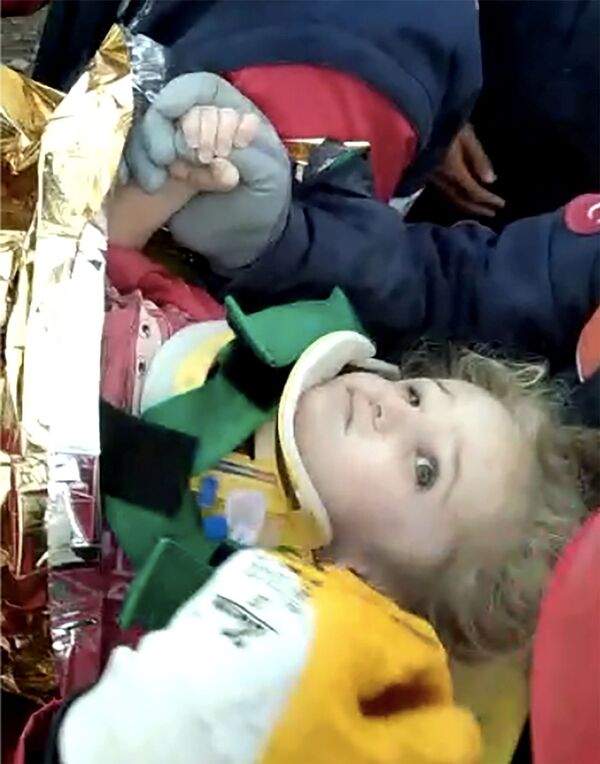 Criança de 3 anos é resgatada viva após 65 horas nos escombros na Turquia (FOTO, VÍDEO) - Sputnik Brasil