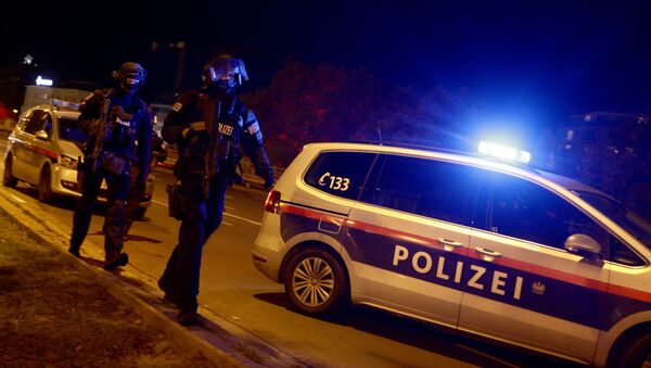 Em Viena, policiais armados bloqueiam uma rua na região central da capital austríaca após ataques terroristas no local, em 2 de novembro de 2020 - Sputnik Brasil