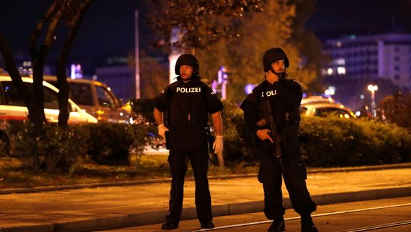 Polícia bloqueia rua em Viena após tiroteios em 2 de novembro, 2020 Polícia bloqueia rua em Viena após tiroteios em 2 de novembro, 2020 - Sputnik Brasil
