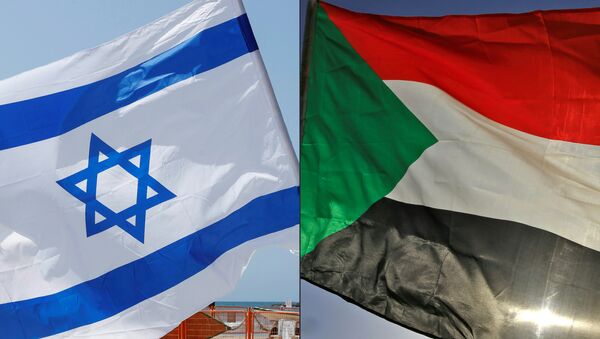 Montagem fotográfica aproxima bandeiras de Israel (à esquerda) e do Sudão (à direita) - Sputnik Brasil