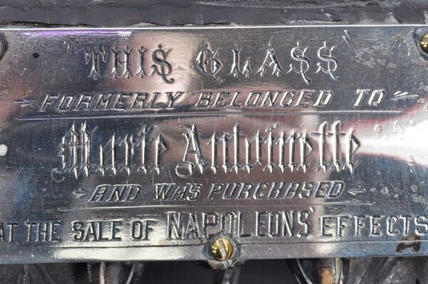 Espelho de Maria Antonieta descoberto no banheiro de família britânica (FOTOS) Espelho de Maria Antonieta descoberto no banheiro de família britânica (FOTOS) - Sputnik Brasil