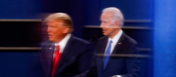 Presidente atual dos EUA, Donald Trump, e candidato à presidência Joe Biden durante debates presidenciais em Nashville, Tennessee, em 22 de outubro de 2020 (foto de arquivo) - Sputnik Brasil