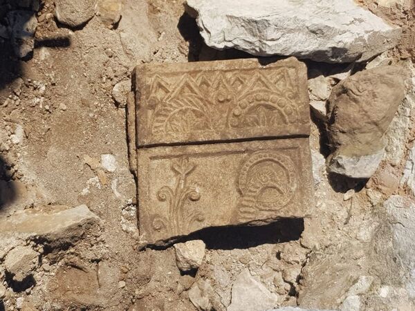 Placa rara de igreja do tempo românico é encontrada na Bósnia e Herzegovina (FOTO) - Sputnik Brasil
