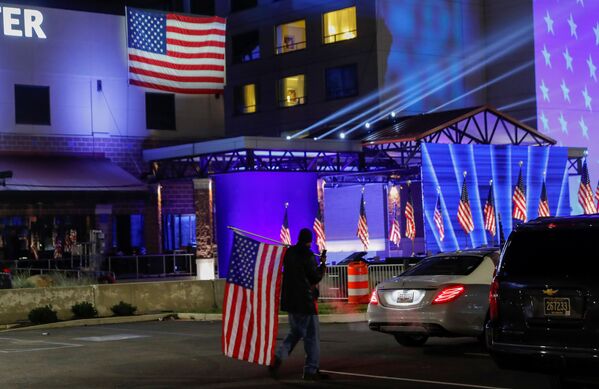 Apoiador de Joe Biden com bandeira no dia das eleições do presidente no estado de Delaware, EUA - Sputnik Brasil