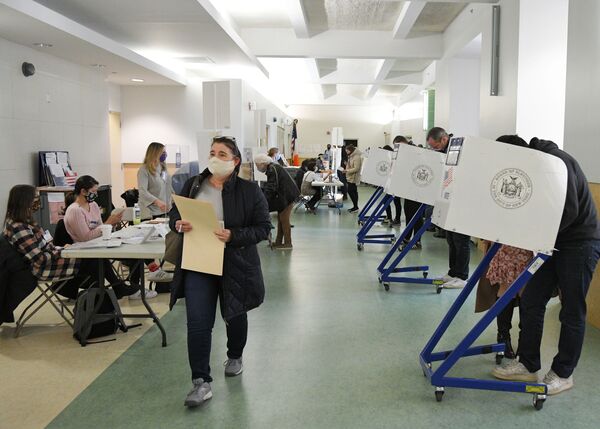 Eleitores durante a votação nas presidenciais dos EUA em uma das zonas eleitorais em Nova York - Sputnik Brasil