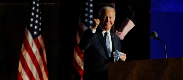 Candidato a presidente dos EUA, Joe Biden, levanta seu punho direito em sinal de esperança em vencer a eleição presidencial americana de 2020 - Sputnik Brasil