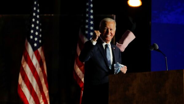 Candidato a presidente dos EUA, Joe Biden, levanta seu punho direito em sinal de esperança em vencer a eleição presidencial americana de 2020 - Sputnik Brasil