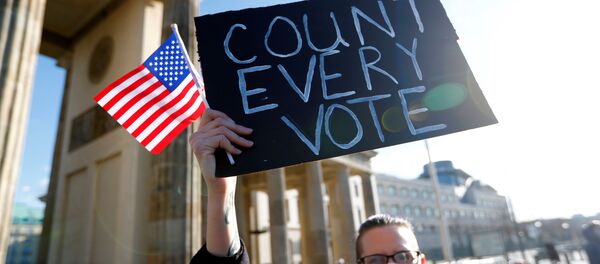 Manifestante democrata dos EUA na Alemanha em meio a eleições presidenciais - Sputnik Brasil