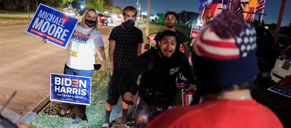 Eleitores de Trump e Biden se encontram em Houston, no Texas - Sputnik Brasil