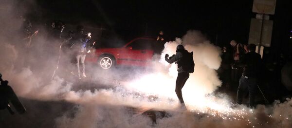 Manifestantes em Portland, Oregon, EUA - Sputnik Brasil