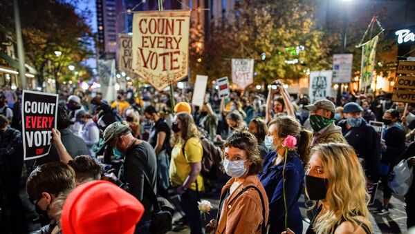 Manifestantes de reúnem na Filadélfia, Pensilvânia, para acompanhar as eleições nos EUA - Sputnik Brasil