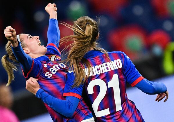 Jogadoras do time de futebol russo CSKA comemoram gol durante partida classificatória da Liga dos Campões UEFA com o time rival Flora, da Estônia - Sputnik Brasil