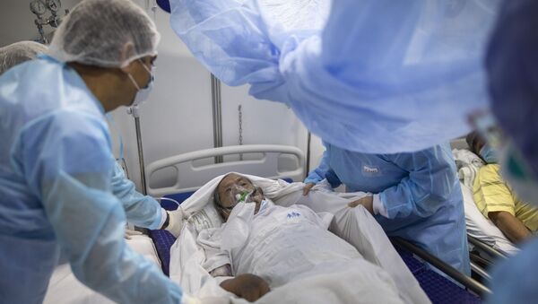 Enfermeiras realizam transferência de paciente com COVID-19 em hospital do Peru - Sputnik Brasil