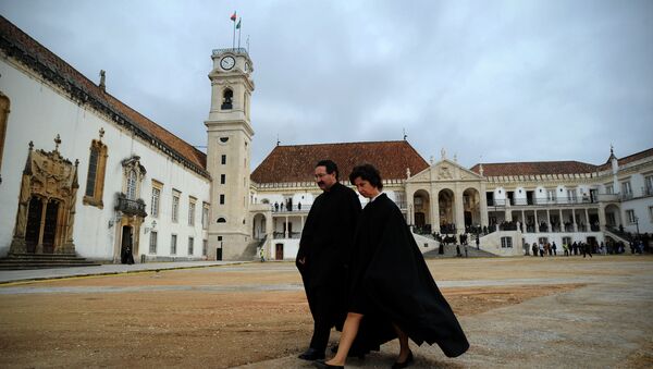 Professores caminham pelo campus da Universidade de Coimbra. - Sputnik Brasil