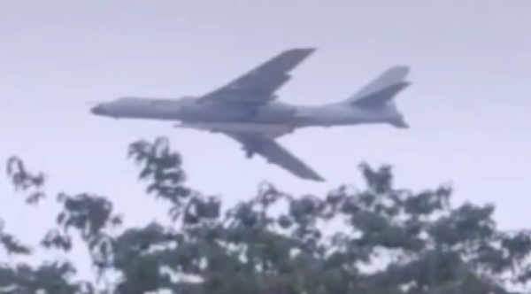 FOTO mostra bombardeiro chinês H-6N com 'grande míssil hipersônico' - Sputnik Brasil