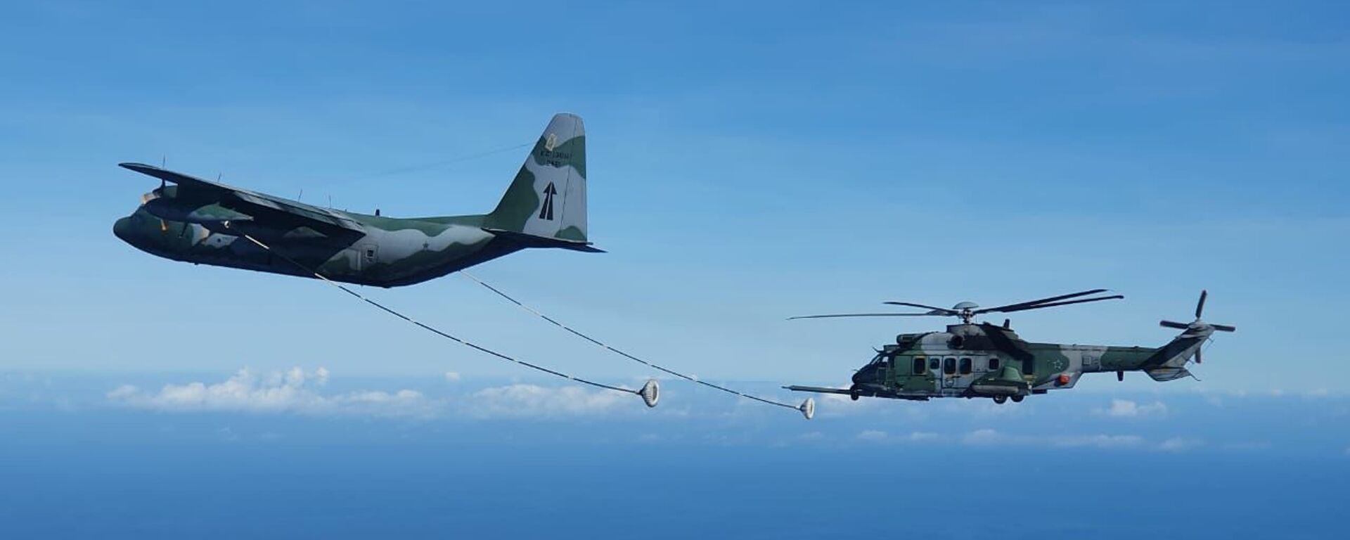 FAB realiza campanha de reabastecimento aéreo com avião KC-130 Hércules e helicóptero H-36 Caracal - Sputnik Brasil, 1920, 26.02.2026