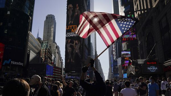 Em Nova York, apoiadores de Joe Biden comemoram na Times Square o anúncio da vitória do democrata nas eleições norte-americanas, em 7 de novembro de 2020 - Sputnik Brasil