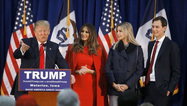Em Waterloo, Iowa, o então candidato à Presidência dos EUA, Donald Trump, discursa ao lado de sua esposa, Melania (2ª, da esquerda para a direita), de sua filha Ivanka (3ª da esquerda para a direita) e de seu genro, Jared Kushner, em 1º de fevereiro de 2016 - Sputnik Brasil