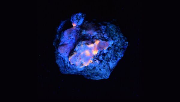 Mineral sodalita, que pode brilhar no escuro - Sputnik Brasil