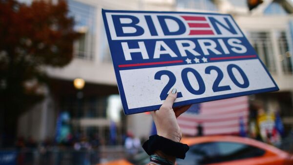 Apoiadores do candidato democrata Joe Biden com cartazes Biden-Harris 2020 um dia após anúncio da vitória de Biden, Pensilvânia, EUA, 8 de novembro de 2020 - Sputnik Brasil