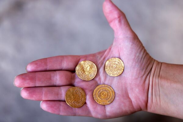 Jarro milenar com moedas de ouro é desenterrado perto do Muro das Lamentações em Jerusalém (FOTO) - Sputnik Brasil