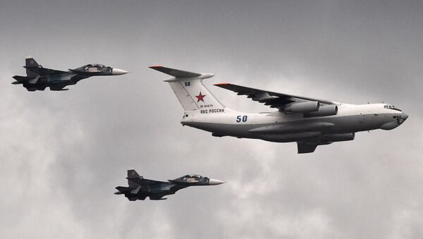 Avião Il-78 de reabastecimento e caças Su-30 durante o ensaio geral da Parada do Dia da Marinha russa em São Petersburgo. Aleksei Danichev / Sputnik - Sputnik Brasil
