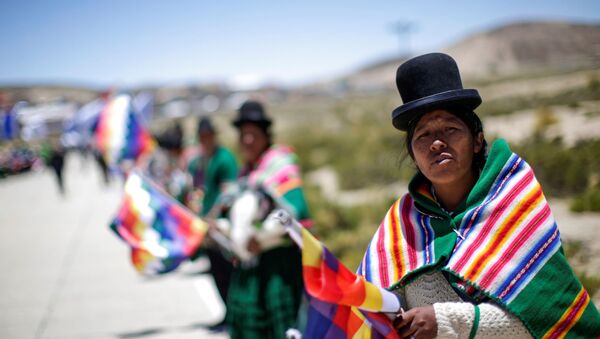 Apoiadores do ex-presidente da Bolívia Evo Morales acompanham caravana do líder entre Uyuni e Oruro, após seu retorno ao país - Sputnik Brasil